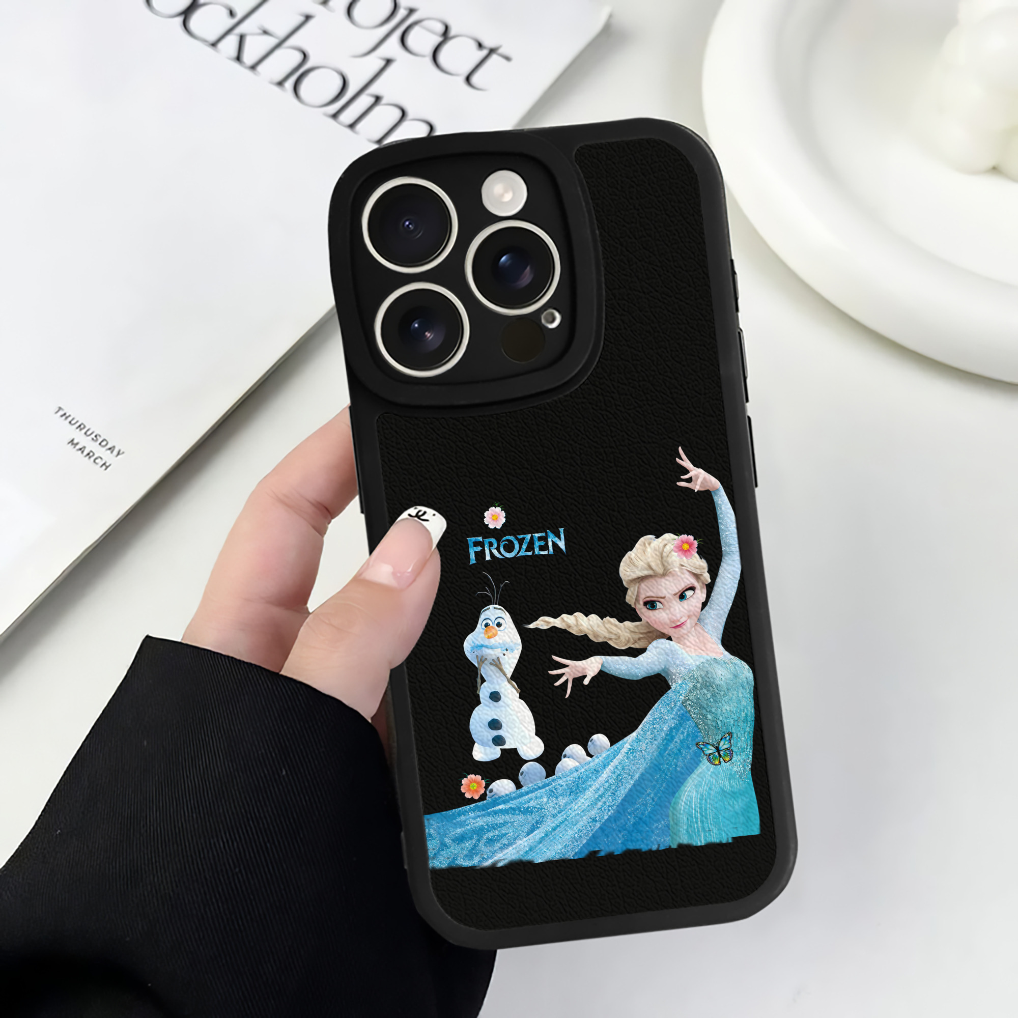 （画像用） アナと雪の女王 アンナ エルサ Frozen Anna Elsa 【iPhone 16シリーズ対応】シリコンスマホケース（レザー調） 材質：シリコン